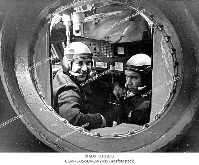 The crew of the soviet space mission soyuz 14 (l to r) commander pavel popovich and engineer yuri artyukhin during traing at the gagarin cosmonaut training...