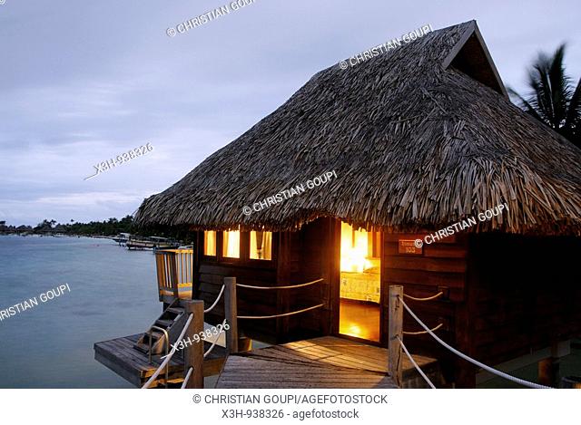bungalow sur pilotis, hotel Maitai Polynesia, Bora-Bora, iles de la Societe, archipel de la Polynesie francaise, ocean pacifique sud