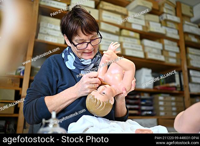 PRODUCTION - 13 December 2021, Baden-Wuerttemberg, Kellenried Bei Ravensburg: Karin Rosenträger, an employee in the crib workshop at the Benedictine Abbey of St