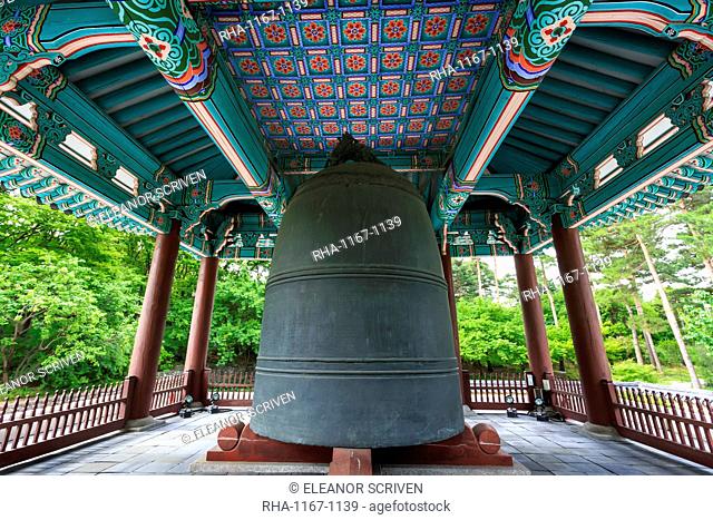 Bosingak Bell, landscaped parklands of National Museum of Korea, Yongsan-Gu, Seoul, South Korea, Asia