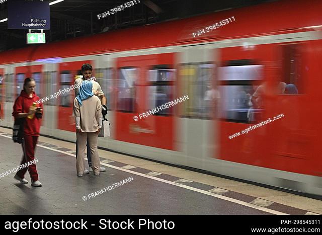 S-Bahn arriving in Munich; Karlsplatz, Stachus, OEPNV, local public transport, local transport, MVG, Metro. - Munich/Bayern/Deutschland