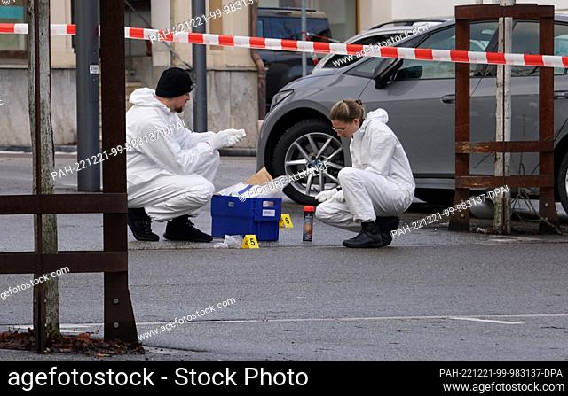 21 December 2022, Baden-Wuerttemberg, Albstadt-Ebingen: Police forensics staff secure evidence at a cordoned-off crime scene in Albstadt-Ebingen