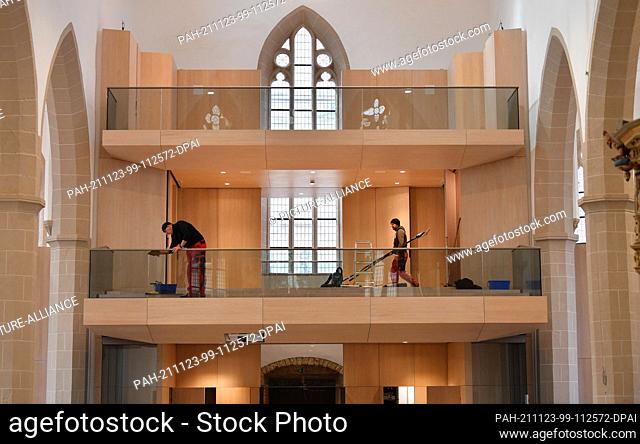 23 November 2021, Thuringia, Erfurt: The Kaufmannskirche in Erfurt presents itself in bright colours. For a total of 2 million euros