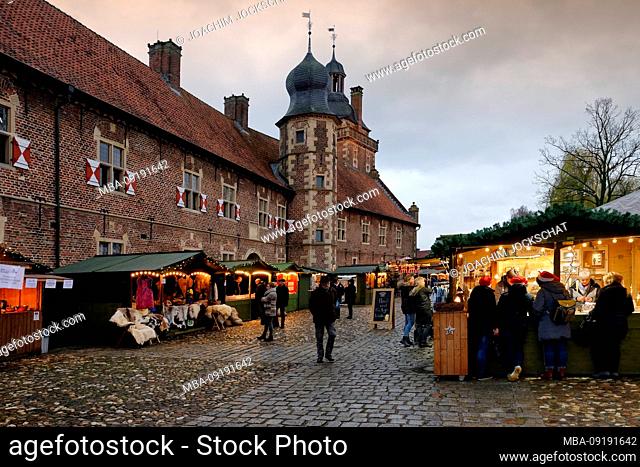 Advent market on the castle grounds of Schloss Raesfeld, Raesfeld, North Rhine-Westphalia, Germany