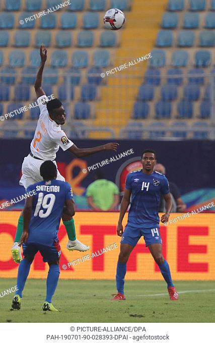 01 July 2019, Egypt, Cairo: Namibia's Petrus Shitembi (L), Joslin Kamatuka..(R), and Ivory Coast's Wonlo Coulibaly battle for the ball during the 2019 Africa...