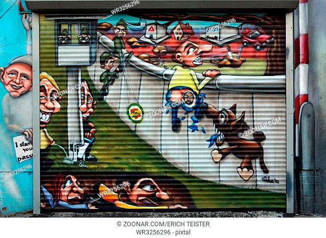 East Side Gallery, auf der einen Seite Kunstwerke , auf der anderen Graffiti an der Berliner Mauer, Berlin, Deutschland, Friedrichshain