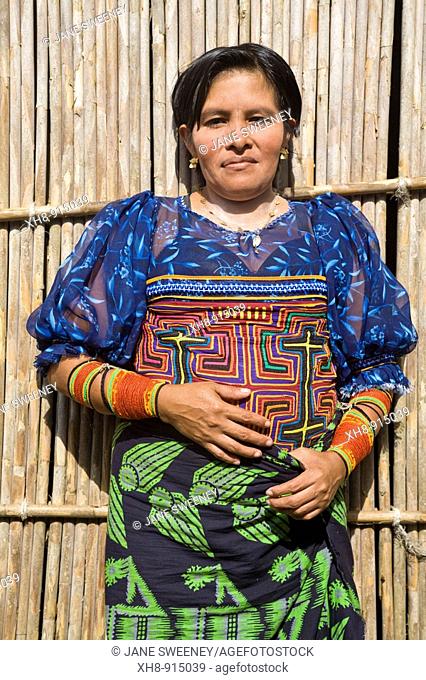 Kuna woman in traditional dress, Naranjo Chico island, San Blas Islands, Kuna Yala, Panama