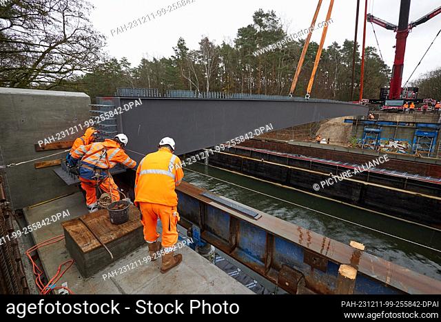 11 December 2023, Berlin: Steel box girders are being installed on the new Fahlenberg Bridge in Köpenick. The girders weigh approx