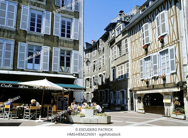 France, Pyrenees Atlantiques, Pau, restaurant terraces and Cafe on the rue du Chateau in the old city