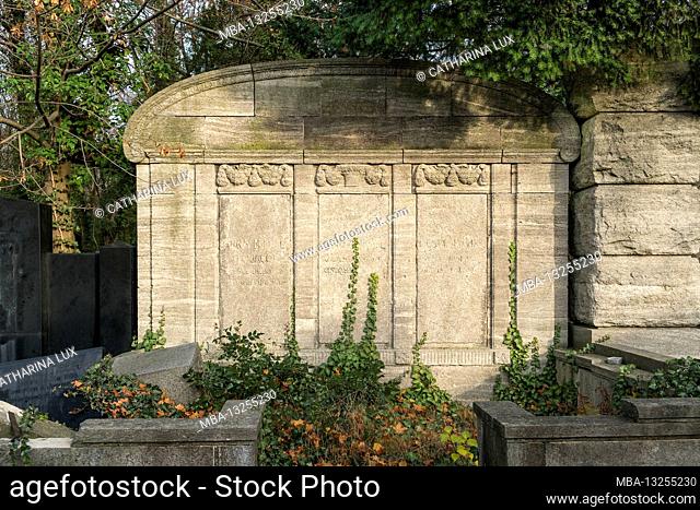 Berlin, Jewish cemetery Berlin Weissensee, fragmented Art Nouveau grave complex, gray stone, arched gable, Michel hereditary burial, field E3