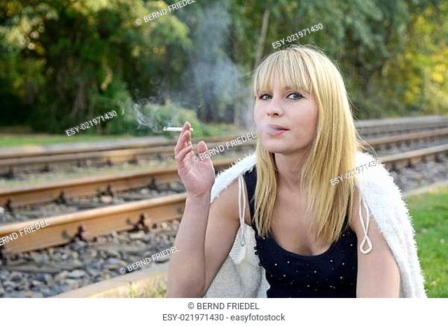 Frau raucht