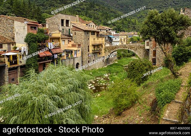 Osor village, in Les Guilleries mountains, with the bridge and the Osor ravine in summer (La Selva, Girona, Catalonia, Spain)