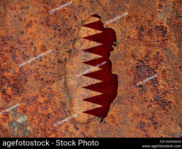 Karte und Fahne von Katar auf rostigem Metall - Map and flag of Qatar on rusty metal