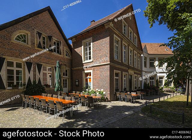 Billerbeck, Germany, Billerbeck, Berkel, Baumberge, Muensterland, Westphalia, North Rhine-Westphalia, NRW, houses at the Johanniskirchplatz