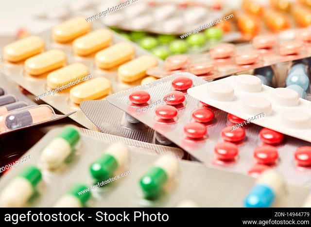 Verschiedene bunte Medikamente in Blisterpackungen als Arznei Hintergrund