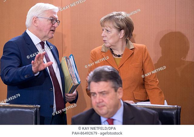 German Chancellor Angela Merkel (CDU, top r), Minister of Foreign Affairs Frank-Walter Steinmeier (SPD, l) and Minister of Economic Affairs Sigmar Gabriel (SPD