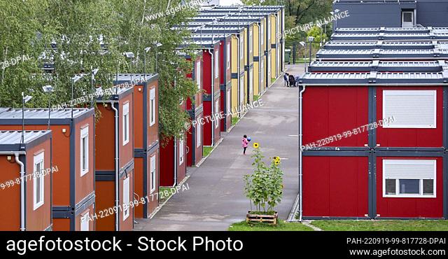 19 September 2022, Saxony, Leipzig: View of a shared accommodation for refugees. The accommodation, which was built from residential containers