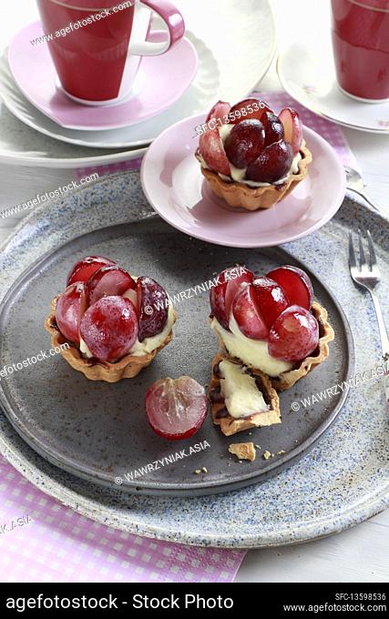 Tartlets with vanilla cream and grapes