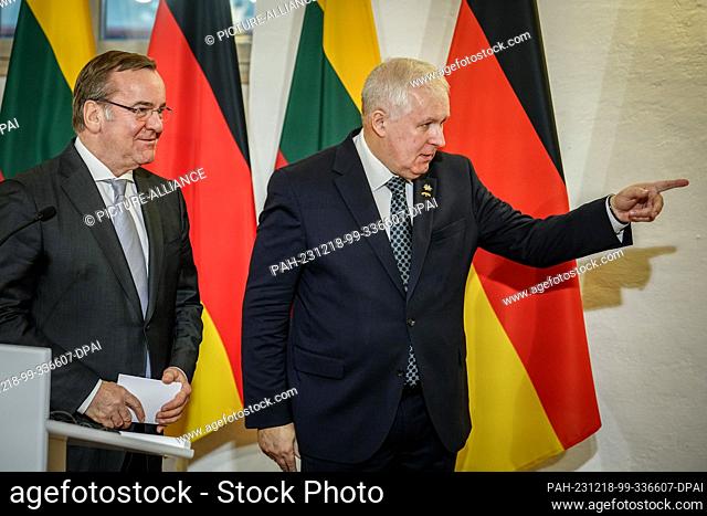 18 December 2023, Lithuania, Vilnius: Boris Pistorius (l, SPD), Federal Minister of Defense, and Arvydas Anu·auskas, Minister of Defense of Lithuania