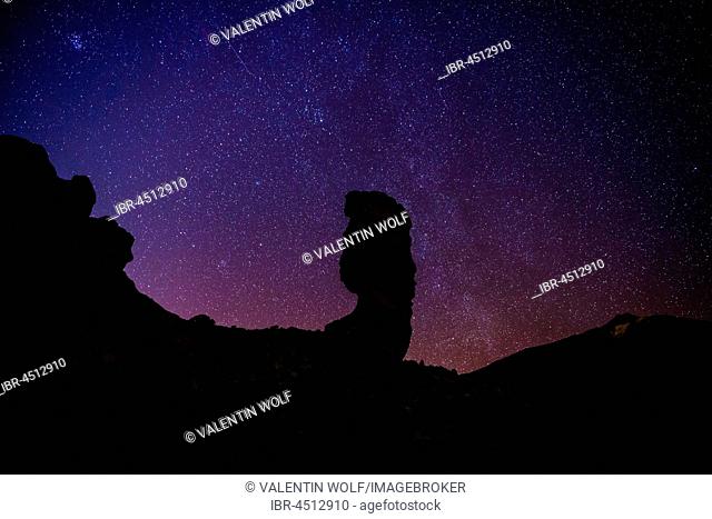 Roque Cinchado and Teide vulcano with starry sky, night shot, Los Roques de Garcia, Pico del Teide vulcano, Zapato de Reina, Las Cañadas