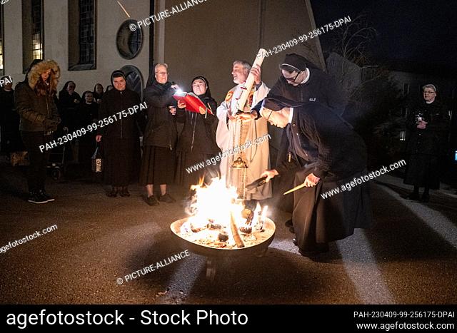 09 April 2023, Baden-Württemberg, Reute Bei Bad Waldsee: Father Ulrich Steck, Superior of Reute Monastery, holds the Easter candle in his hands
