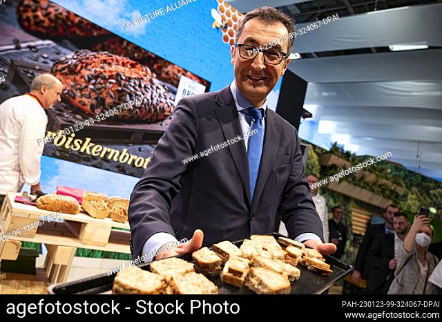 23 January 2023, Berlin: Cem Özdemir (Bündnis 90/Die Grünen), Federal Minister of Food and Agriculture, holds a tray of pumpkin seed bread at the announcement...