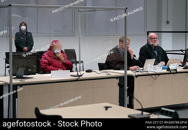 21 November 2022, Schleswig-Holstein, Itzehoe: The defendant Irmgard F. (l) sits next to her lawyers Niklas Weber (2nd from right) and Wolf Molkentin (r) in the...