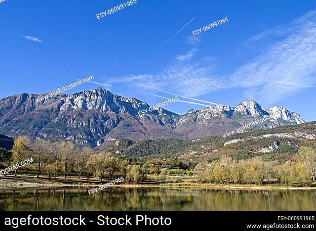 Terlagosee mit der mächtigen Paganella im Hintergrund liegt m der Provinz Trentino