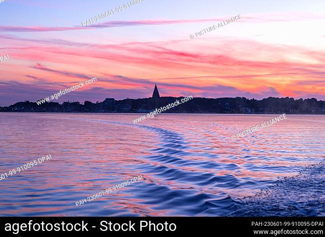 PRODUCTION - 31 May 2023, Mecklenburg-Western Pomerania, Rerik: Fisherman Maik Never sails from Rerik to the Salzhaff before sunrise to empty the cage nets with...