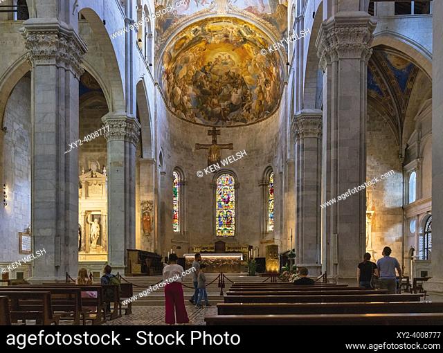 Duomo San Martino. St. Martin's cathedral. Altar and apse. Lucca, Lucca Province, Tuscany, Italy. The city's cathedral dates from the 9th century but rebuilding...