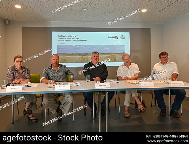 19 August 2022, Brandenburg, Seelow: At a press conference, Janet Görner (l-r), exhibition architect, Tobias Voigt, Chairman of Zeitreise Seelower Höhen e