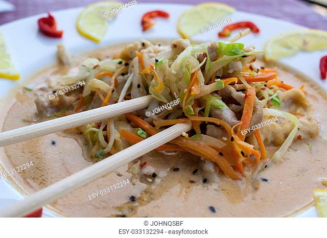 asian noodles with vegetables and omelette