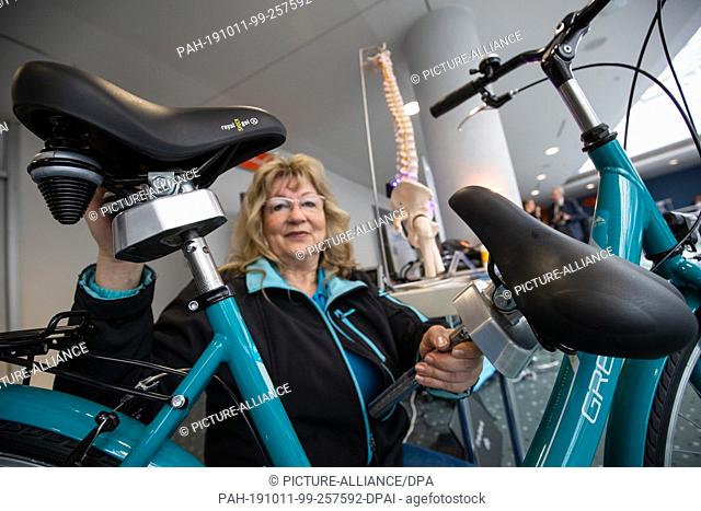 11 October 2019, Bavaria, Nuremberg: The inventor Iris-Sabine Langstädtler presents the ""freibeik"" joint for under the bicycle saddle during the innovation...