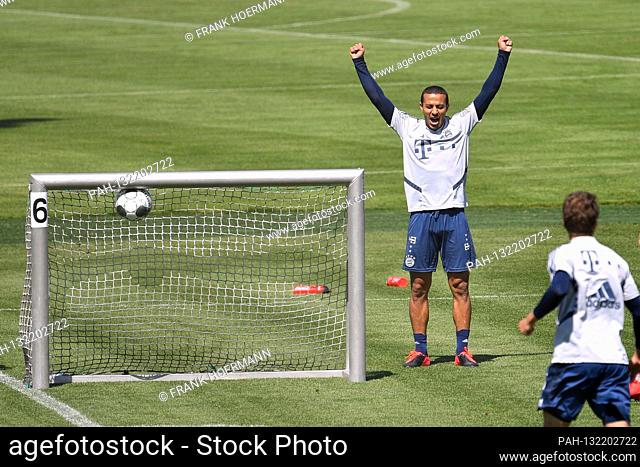 hi: Thiago ALCANTARA (FCB) celebrates a goal by Thomas MUELLER (MULLER, FC Bayern Munich) - bottom right. jubilation, joy, enthusiasm, action