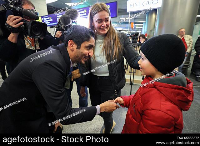 RUSSIA, MOSCOW - 19 de diciembre de 2023: Nikita Artemichev (R), que ha llegado a un vuelo de Estambul-Moscow, su madre Alexandra Zhulina (C) y Abdulaziz Ahmed...
