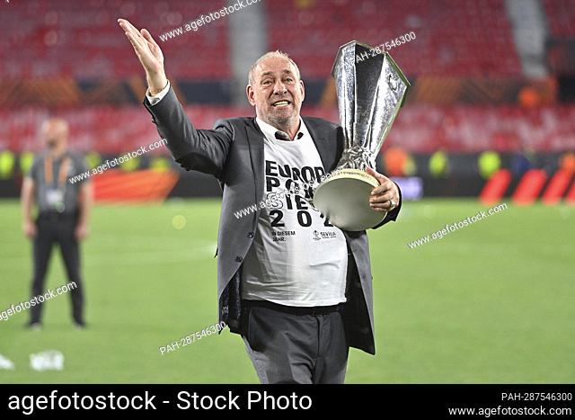 Peter FISCHER (President F), with trophy, cup, trophy, single image, cut single motif, half figure, half figure. Soccer Europa League