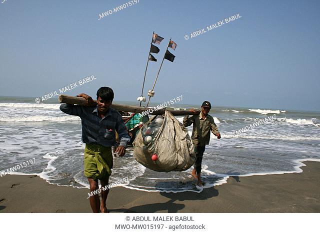 Fishermen return from sea Shah Porir Island, Teknaf, Cox’s Bazar, Bangladesh March 22, 2008