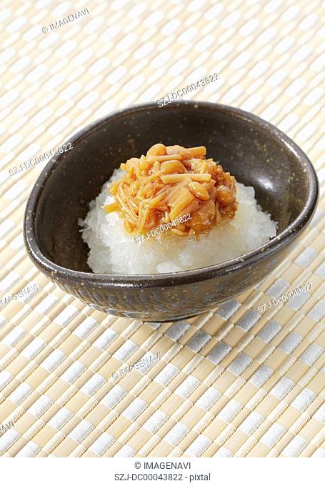 Grated radish topped with simmered enokitake