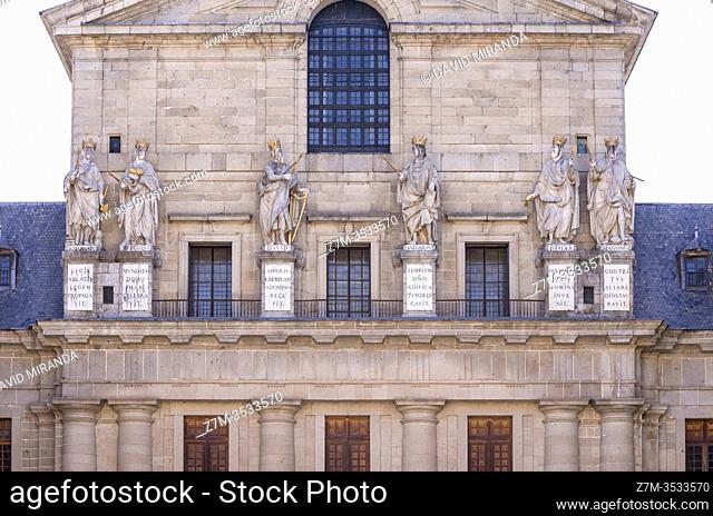 Estatuas de Reyes en el Real Monasterio de San Lorenzo de El Escorial. Madrid. España