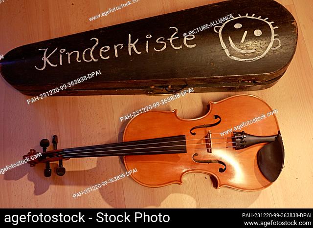 20 December 2023, Saxony-Anhalt, Wernigerode: View of a violin in the workshop of master violin maker Matthias Vorbrodt. The master violin maker specializes in...