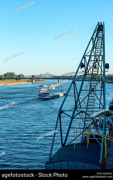 Hafenkran am Rheinufer