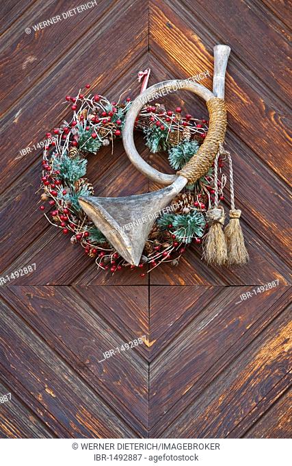 Hunting horn made of wood, door decoration, wreath, Christmas decorations, Tuebingen-Bebenhausen, Baden-Wuerttemberg, Germany, Europe