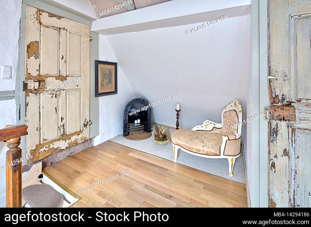 Photo reportage with text, Obere Gasse No 7, homestory, old wooden door, hallway, chaise longue, wooden floor, decoration, renovation, interior, Rothenfels