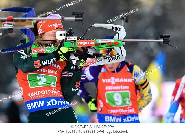 19 January 2019, Bavaria, Ruhpolding: Biathlon: World Cup, 4 x 6 km women's relay in the Chiemgau Arena. Laura Dahlmeier from Germany (l) stands next to...
