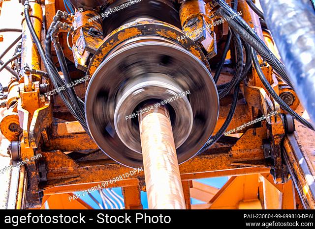 04 August 2023, Mecklenburg-Western Pomerania, Neustadt-Glewe: The power head with the clamped drill pipe rotates on the construction site for the expansion of...