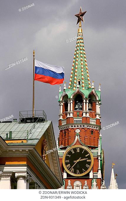 Russland, Moskau, Kreml, russische Fahne, Erlöser-Torturm