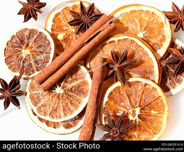 Orange, Citrus sinensis, ist eine exotische Frucht die auch getrocknet mit Sternanis und Zimtstangen als Duftgeber verwendet wird