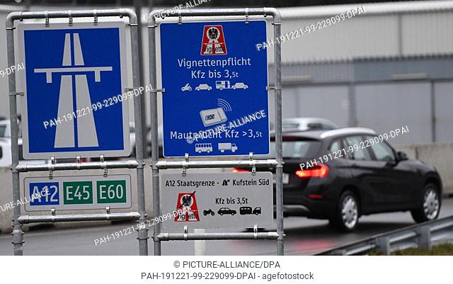 21 December 2019, Austria, Kufstein: A sign points out the toll-free journey on the motorway section from the German border to Kufstein Süd
