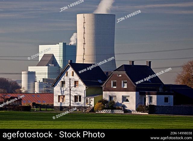 Das Steinkohlekraftwerk Datteln mit Block 4 vor privaten Wohnhaeusern, Kohleausstieg, Datteln, Ruhrgebiet, Nordrhein-Westfalen, Deutschland, Europa