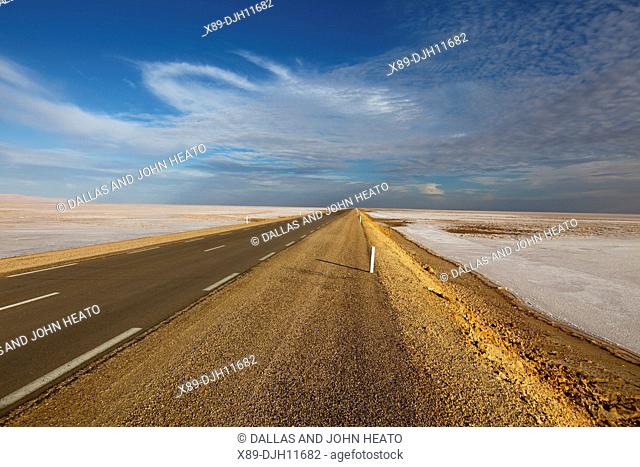 Africa, Tunisia, Chott El Jerid, Flat Dry Salt Lake, Highway between Tozeur and Kebili